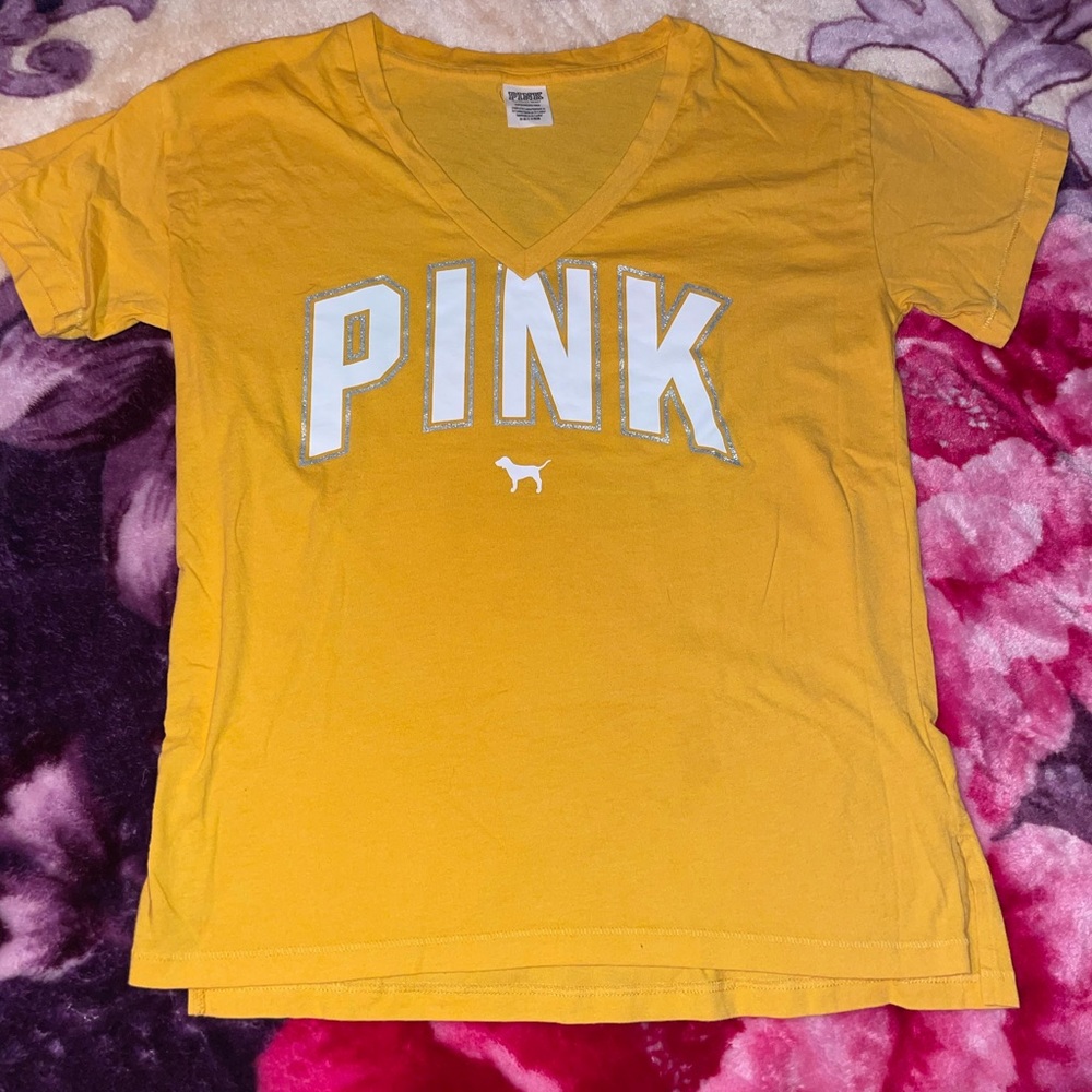 oversized yellow PINK brand t-shirt💛size small but fits very large